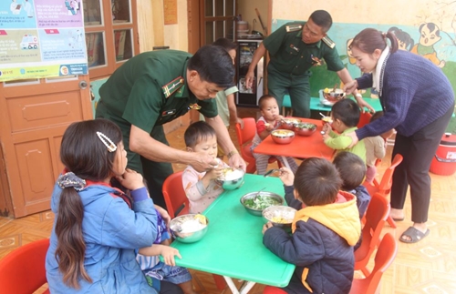 Chăm lo bữa ăn cho học sinh nghèo vùng biên